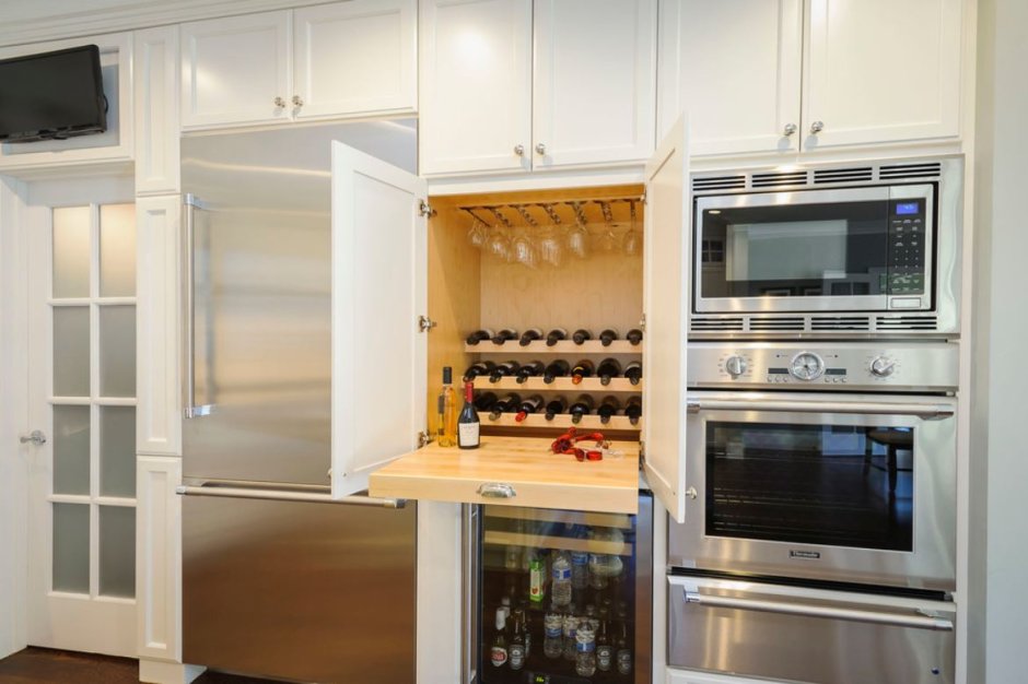 Холодильник встроенный в шкаф на кухне