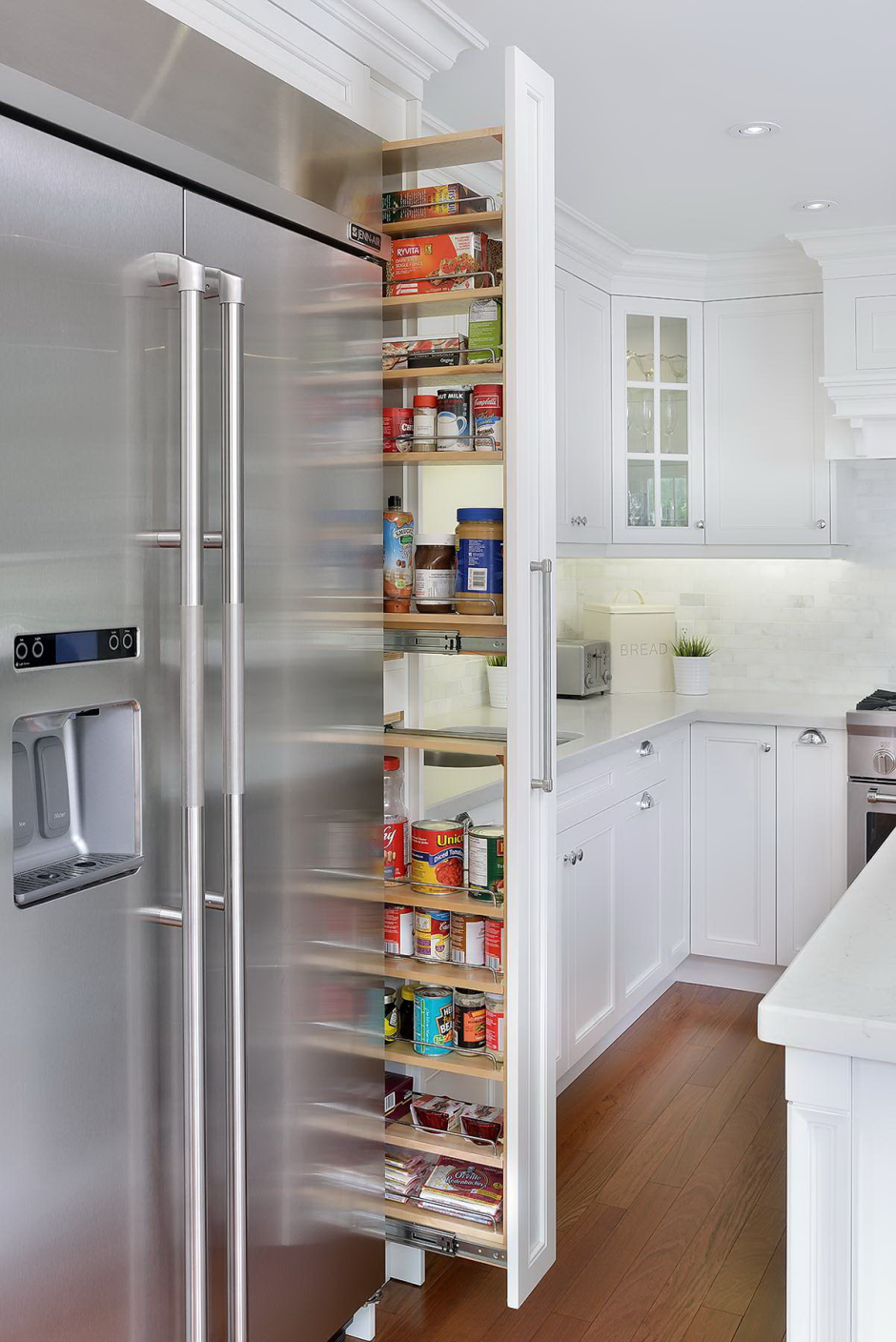 Интерьер маленькой кухни с холодильником