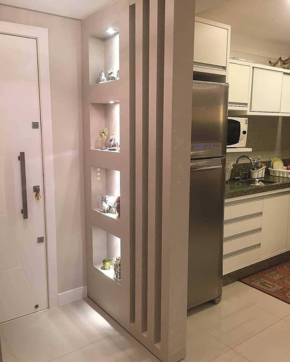 Навесной шкаф над холодильником