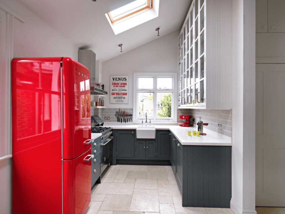 Холодильник Смег в интерьере кухни красный