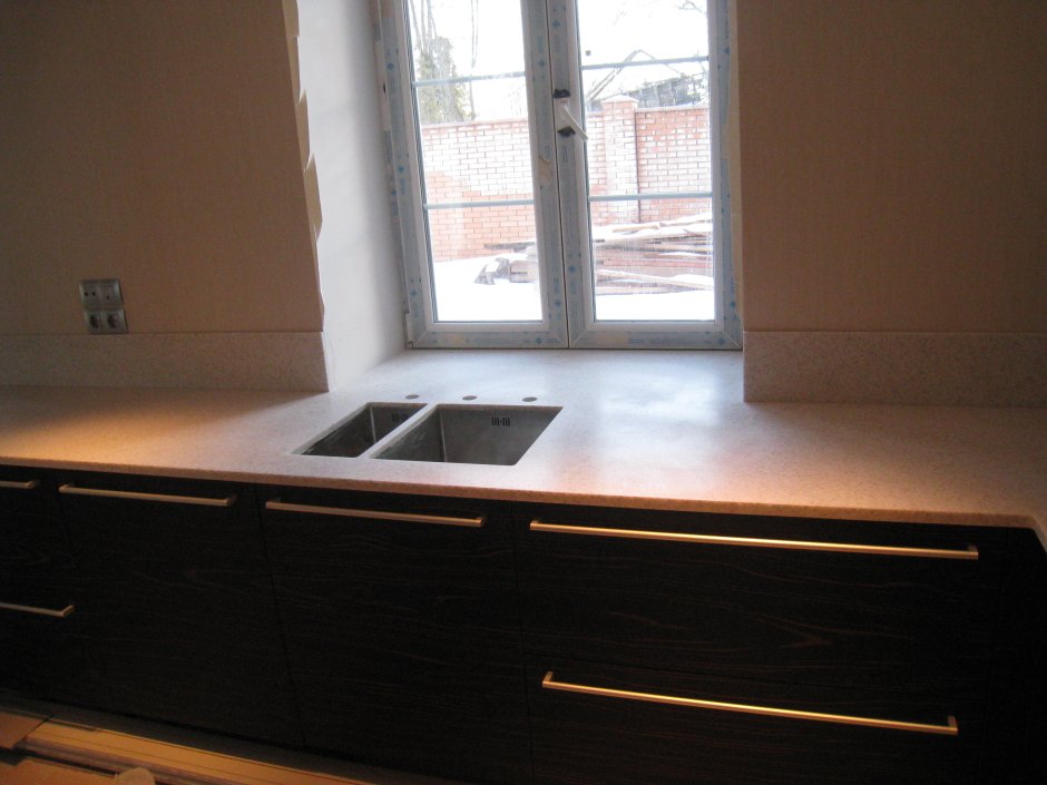 Раковина в подоконнике на кухне