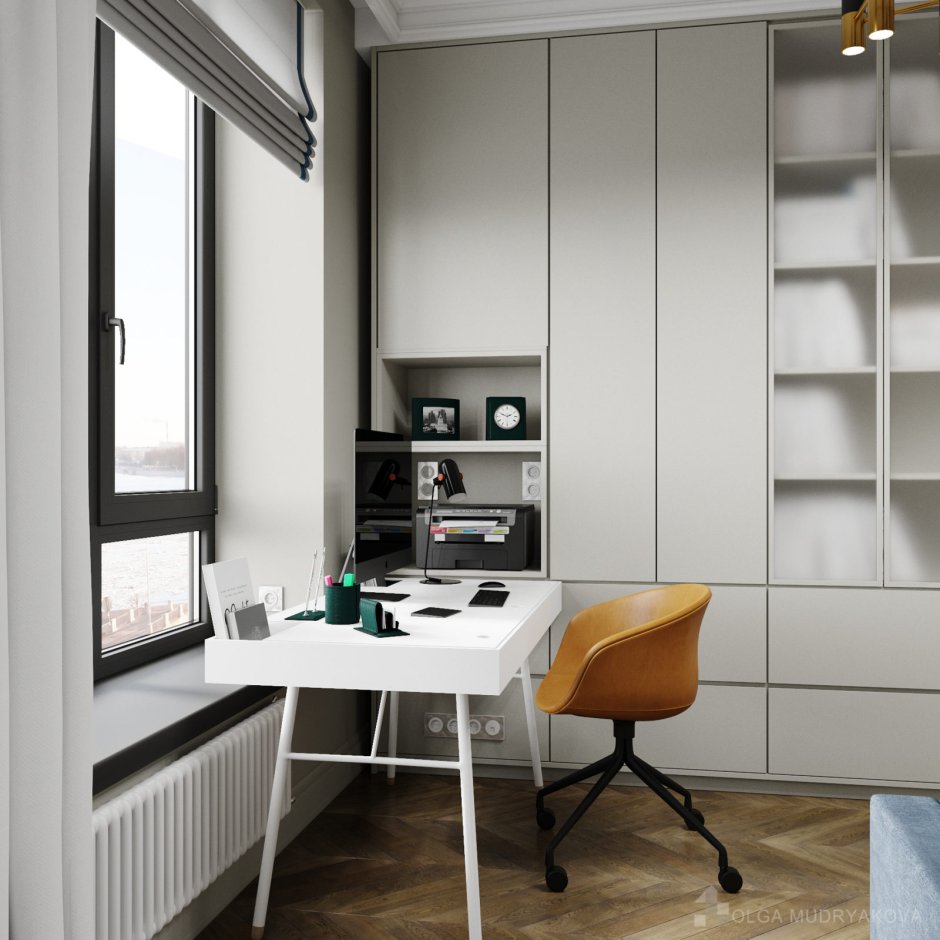 Компьютерный стол у окна