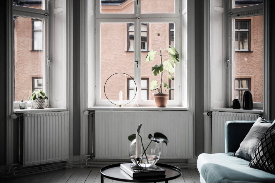 Стол вдоль окна в детской