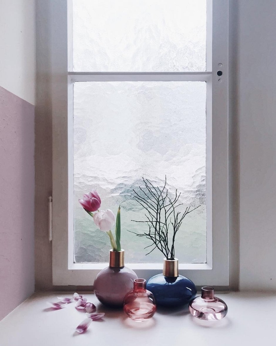 Раковина у окна на кухне