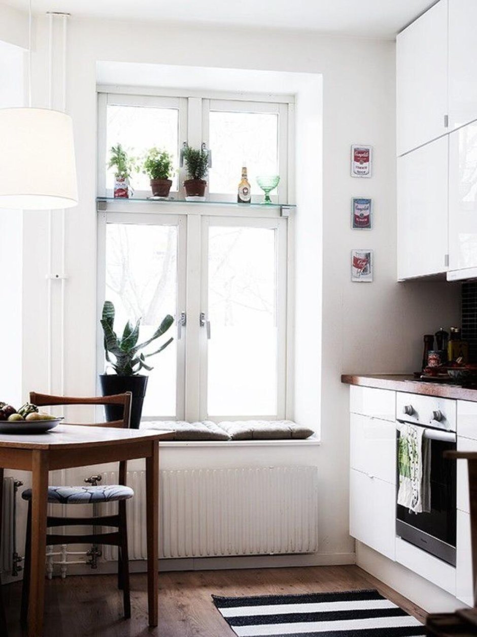 Широкий подоконник