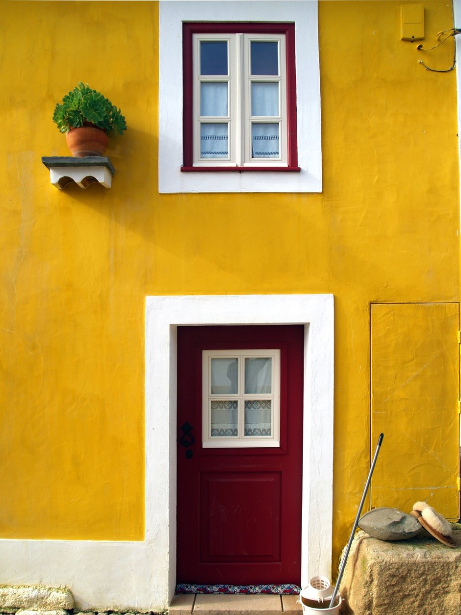 Маленький домик с желтыми дверью