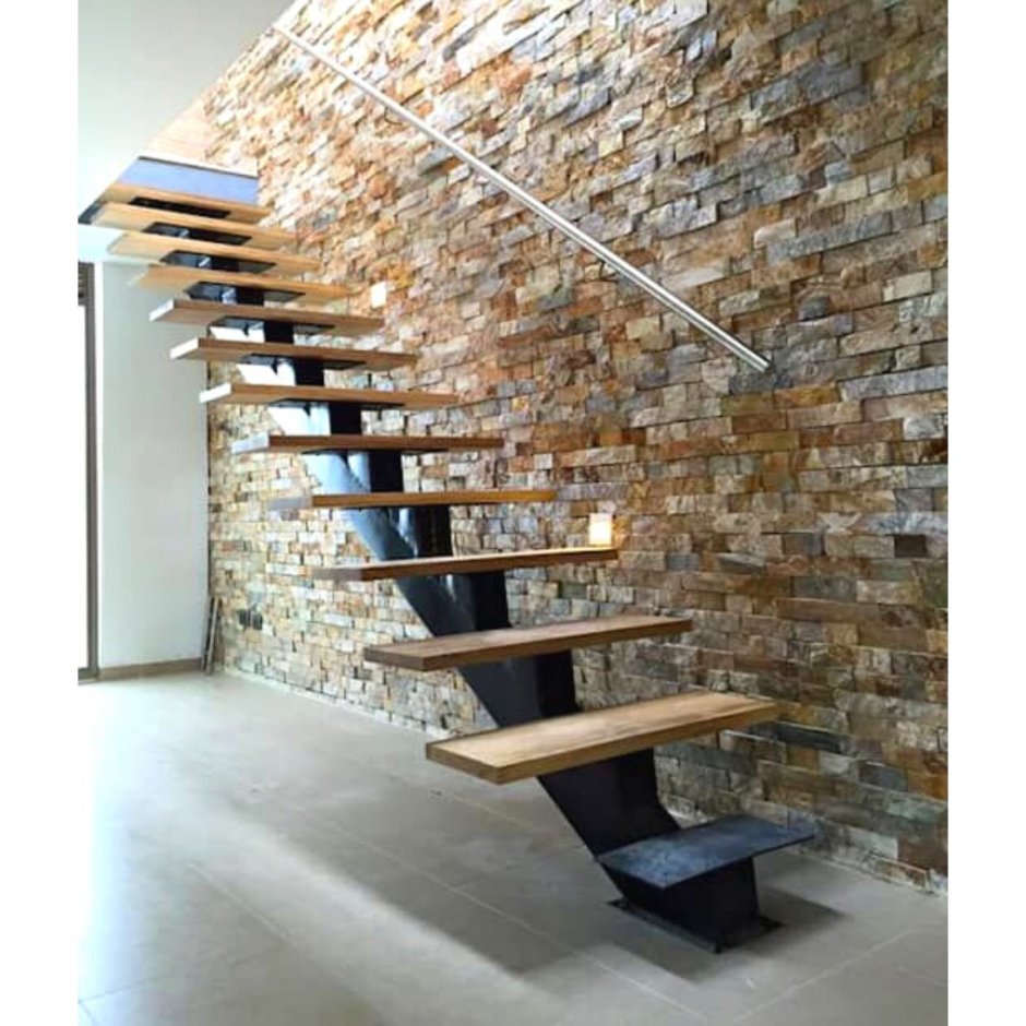 Лестница отделанная камнем