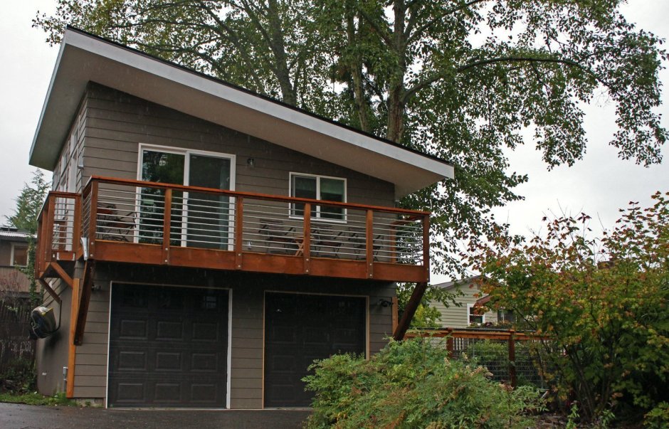 Домик над гаражом с односкатной крышей