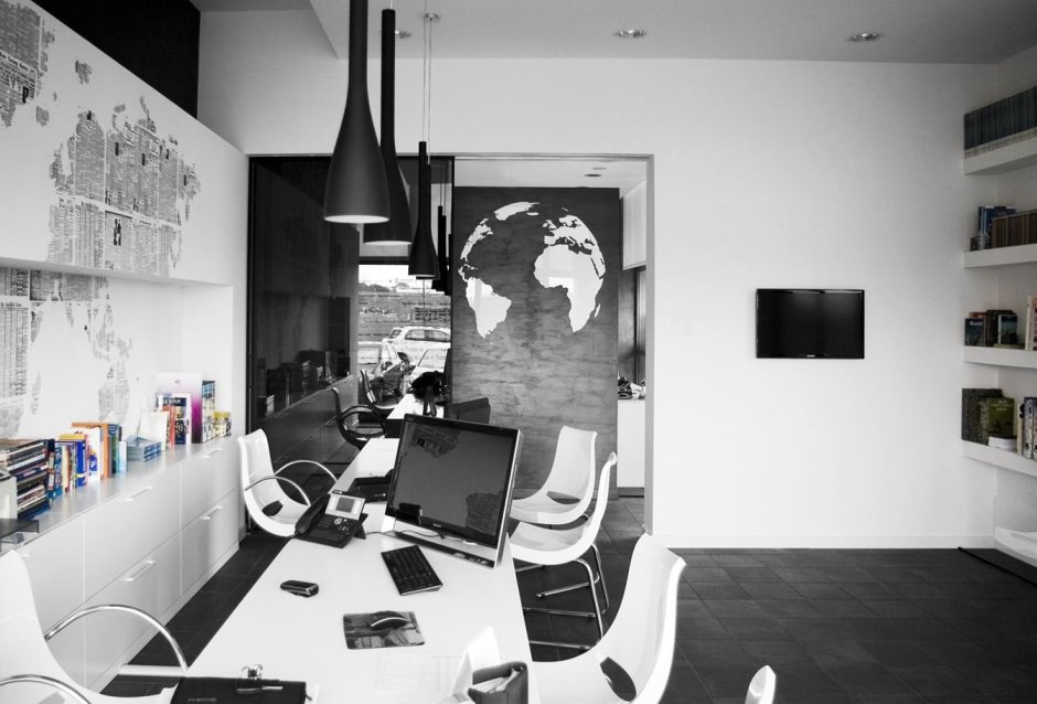 Черно белый интерьер офиса