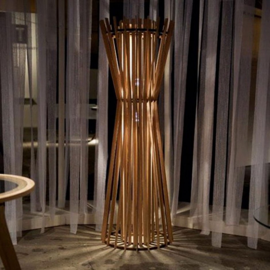 Напольный светильник из бамбука