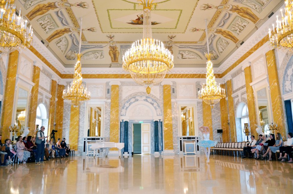 Голубой зал Константиновского дворца