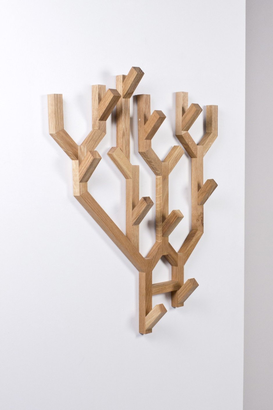 Дизайнерская вешалка из дерева