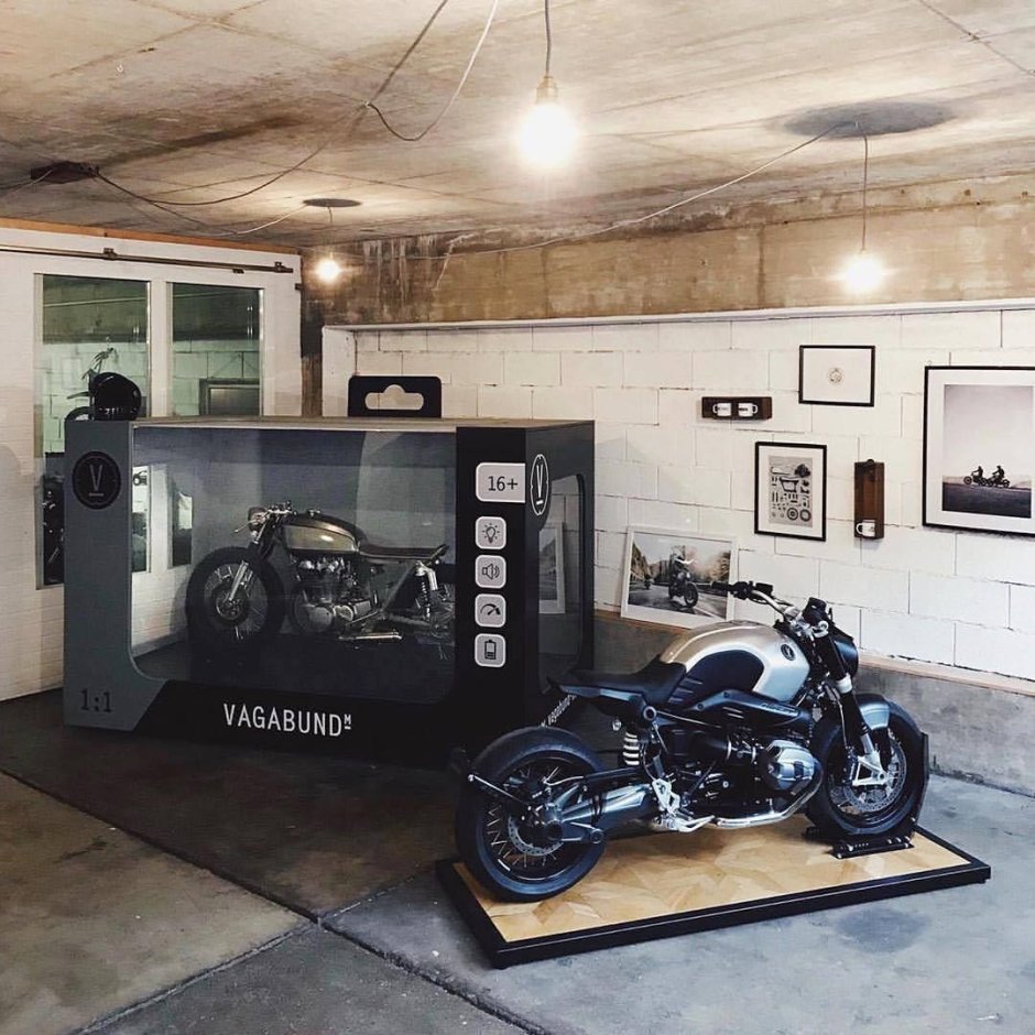 Дом гараж с мотоциклами