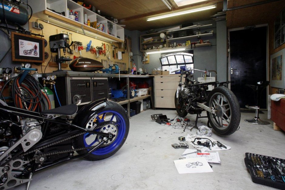 Ремонт мотоцикла в гараже