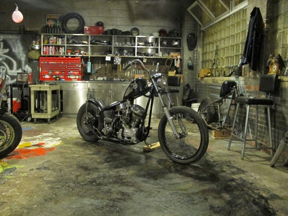 Мотоцикл в Старом гараже в России
