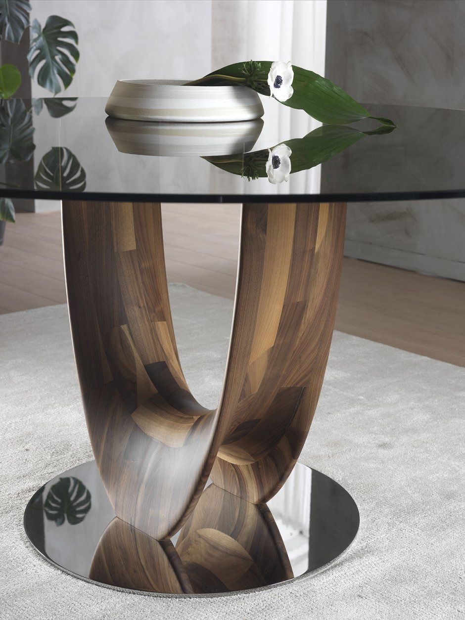 Стеклянный стол с деревянными ножками