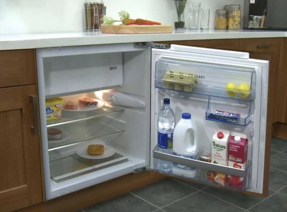 Встроенный холодильник маленький под столешницу