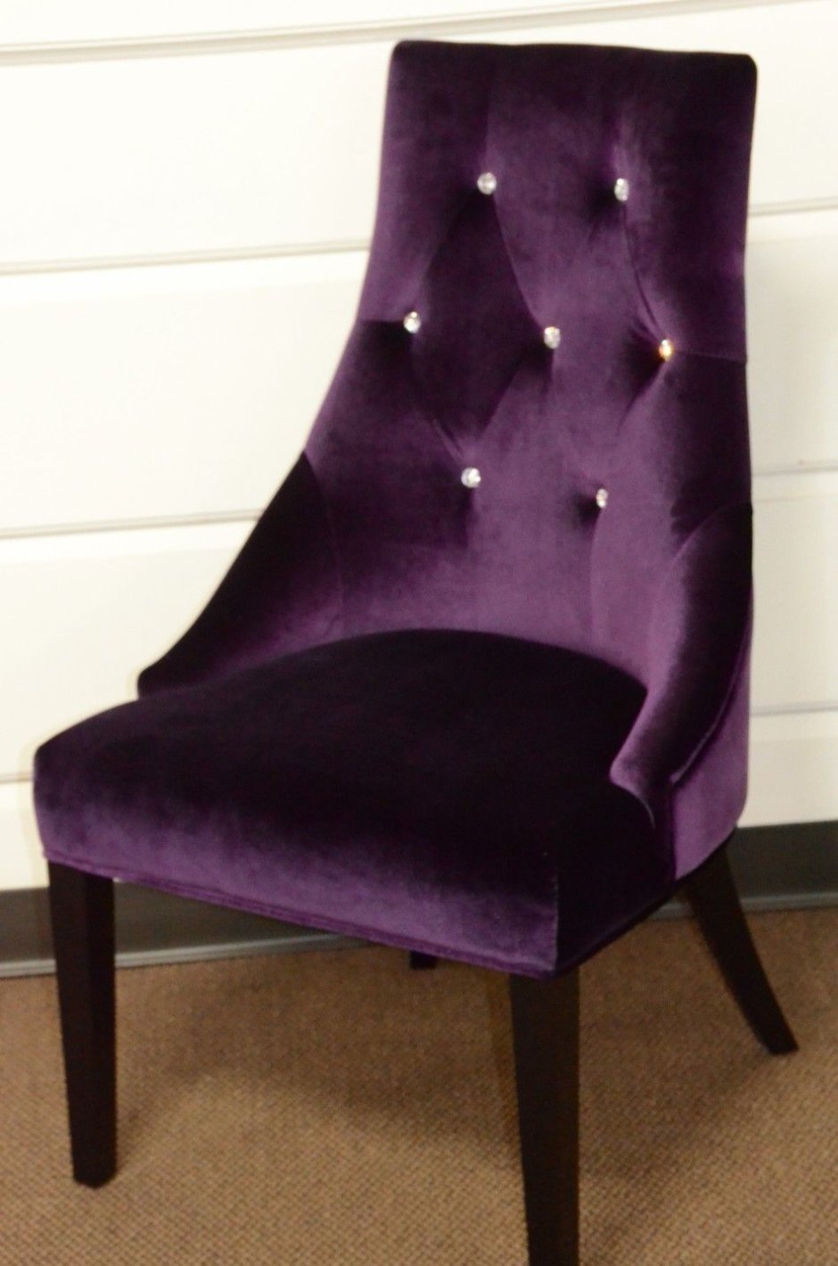 Фиолетовые стулья велюр в интерьере