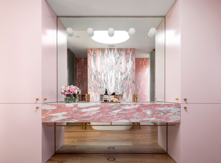Ванная розовый мрамор