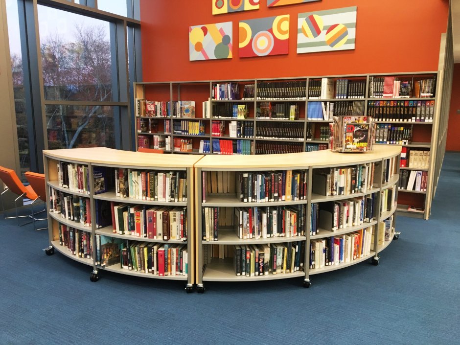 Книжные стеллажи в библиотеке