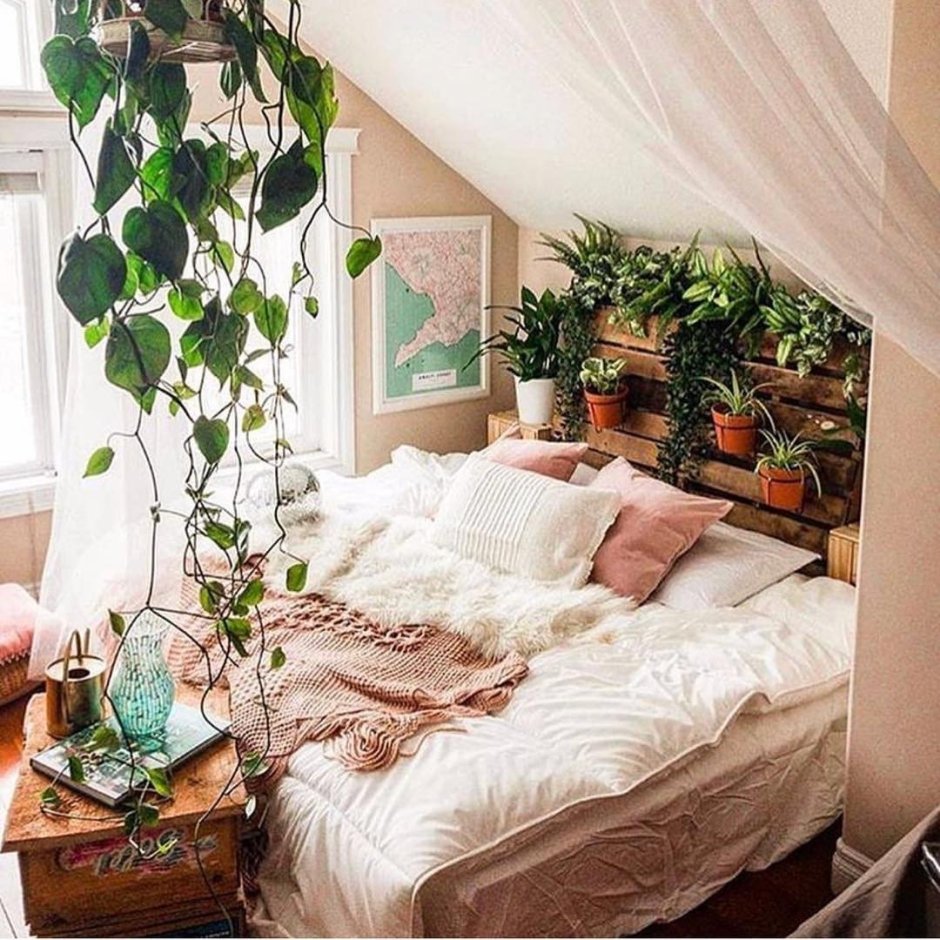 Уютный интерьер спальни с растениями