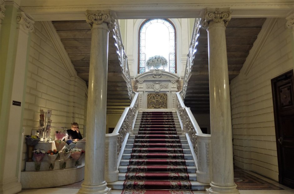 Дворец бракосочетания 1 на английской набережной лестница