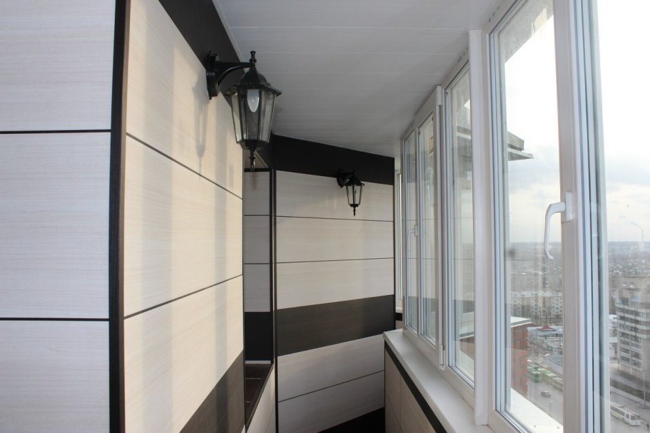 Серый кирпичный балкон