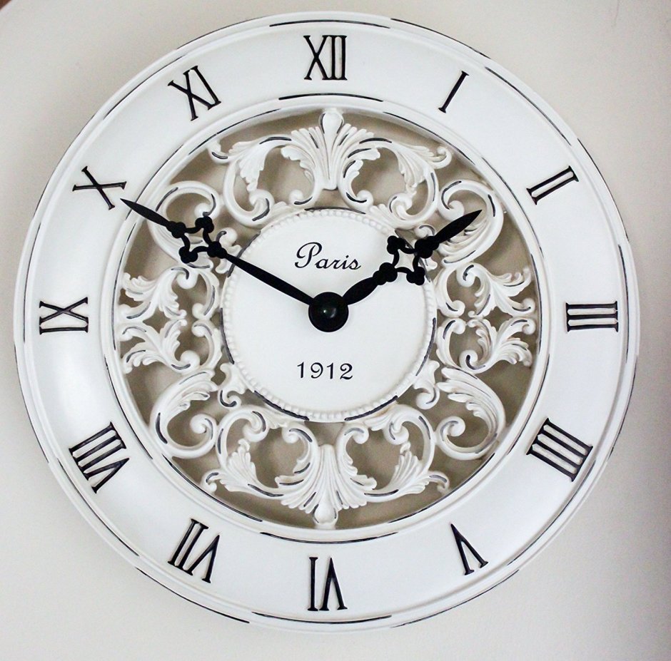 Белые настенные часы в классическом стиле