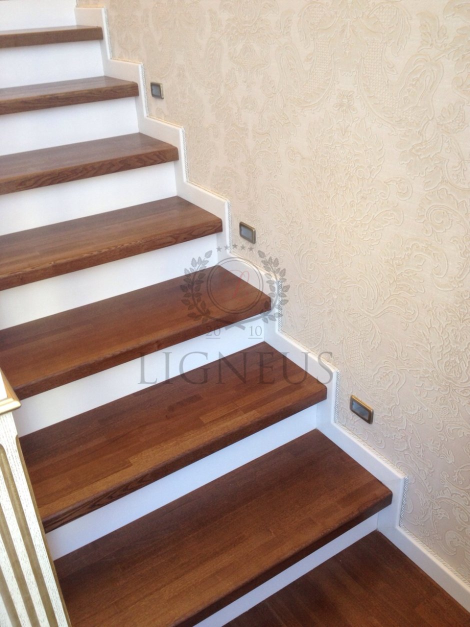 Кладовка над лестницей