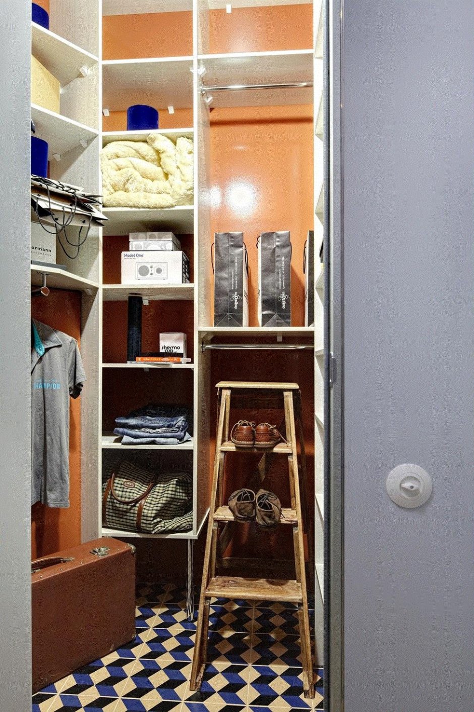 П-образная гардеробная комната