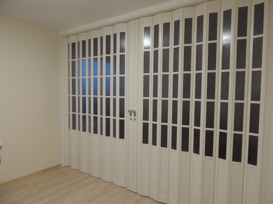 Стеклянные перегородки для зонирования пространства в комнате