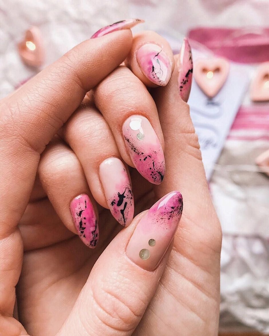 Розовые ногти с разводами