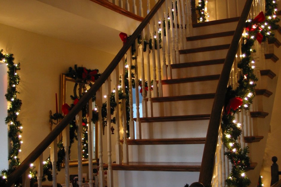 Украшение лестницы на новый год