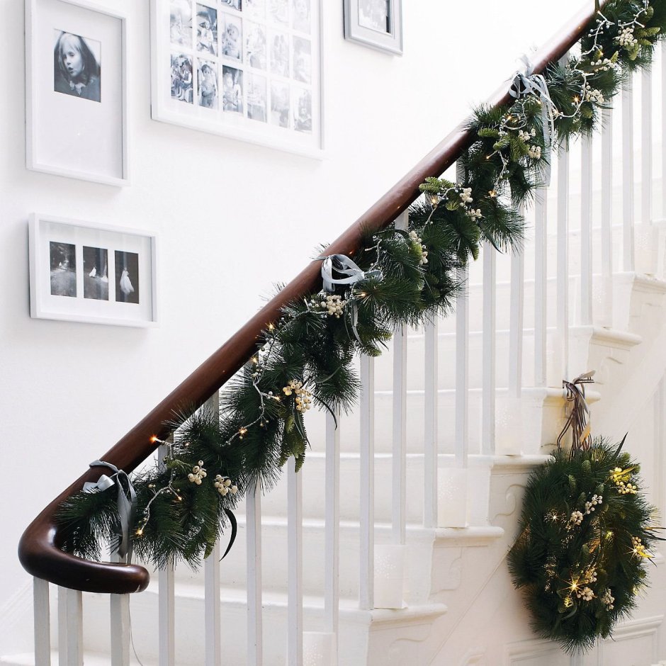 Новогоднее украшение лестницы в ДОУ