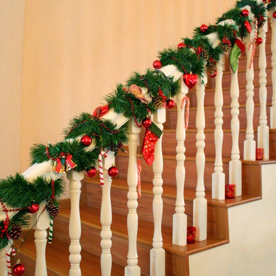 Новогоднее украшение перил лестниц
