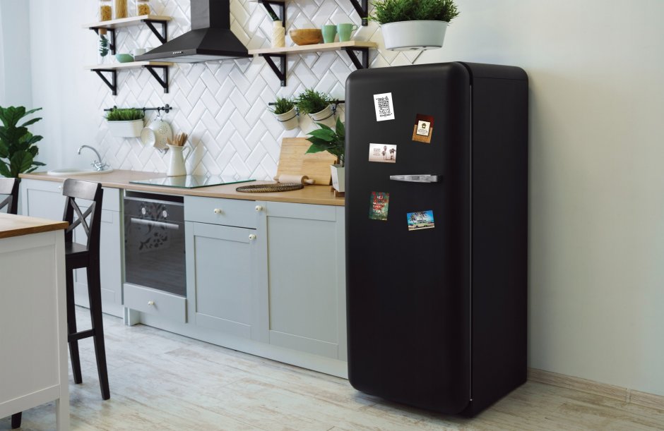 Черный холодильник в ретро стиле