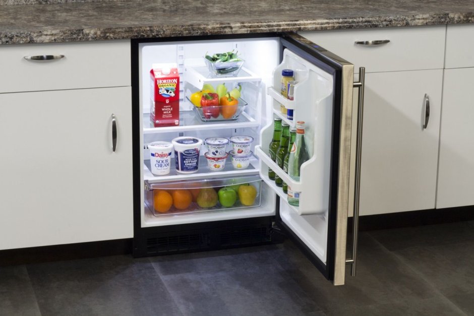 Стальной холодильник в интерьере кухни