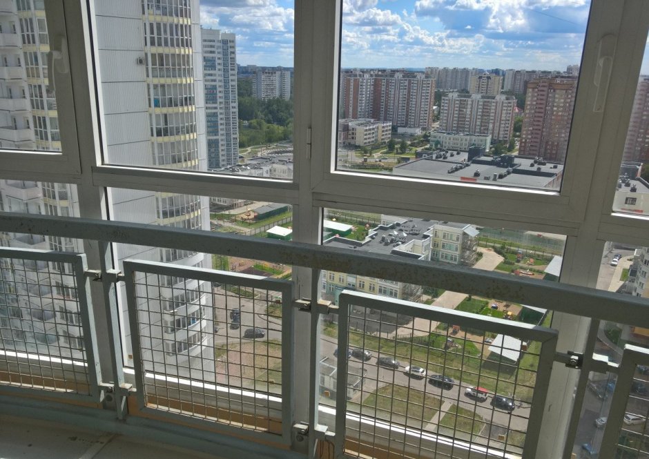 Стеклянная перегородка на балкон