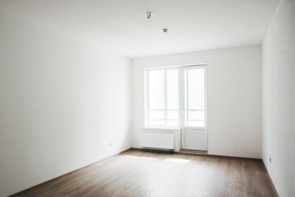 Пустая комната с балконом