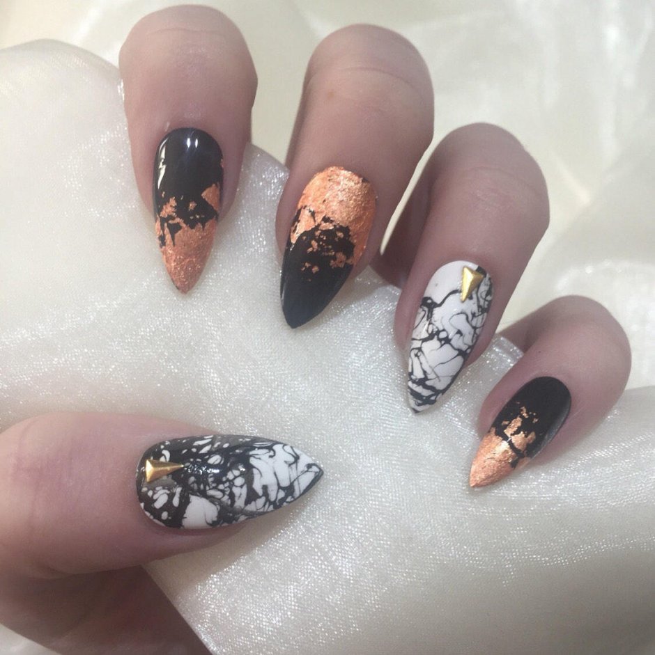 Нежный маникюр с золотом