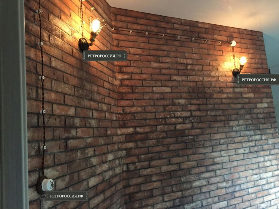 Светильники на декоративной кирпичной стене