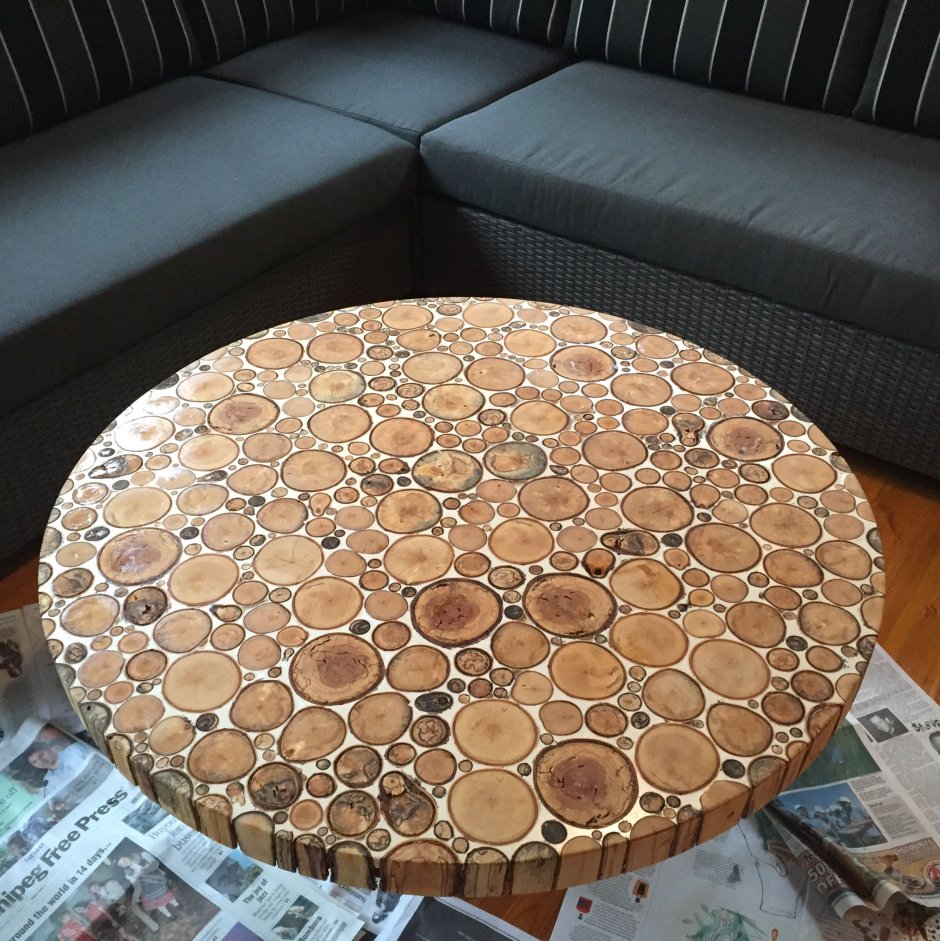 Журнальный столик из спилов дерева