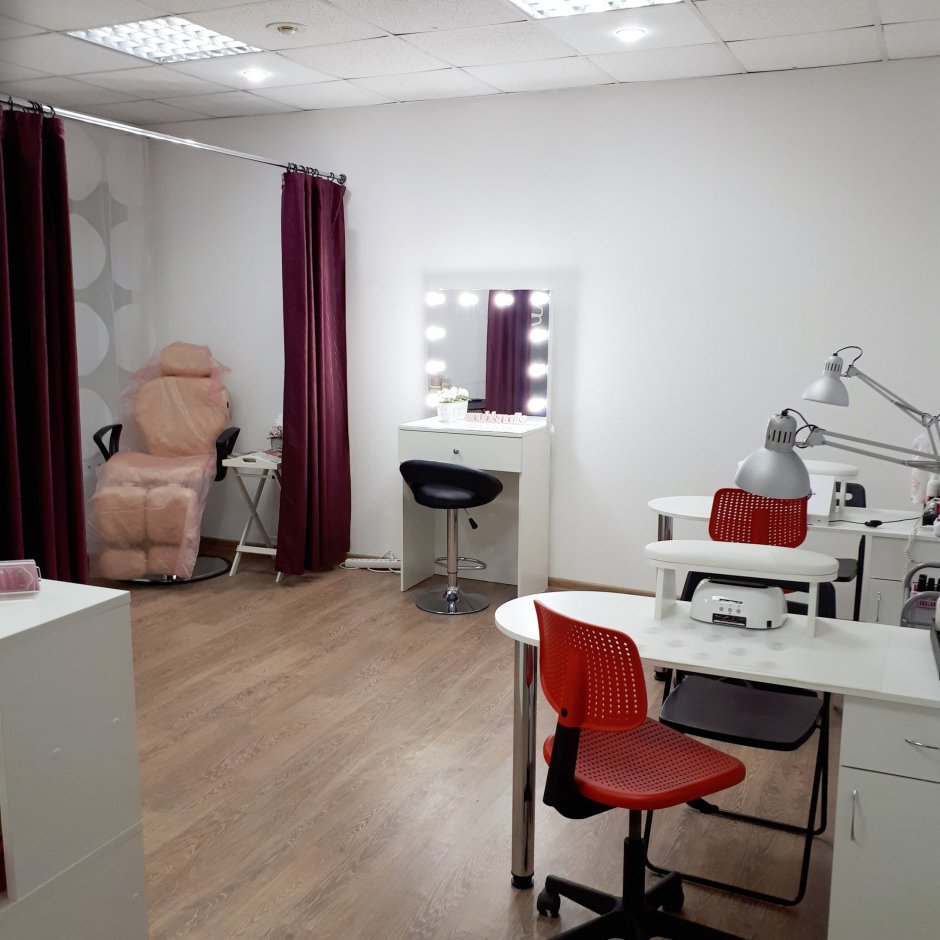 Украсить стену студии красоты