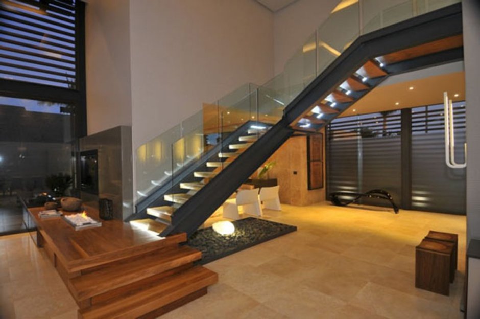 Лестница в коттедже в современном стиле