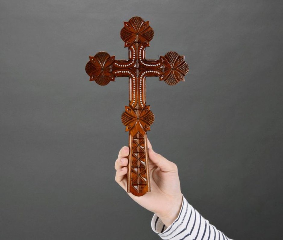 Православный крест на темном фоне