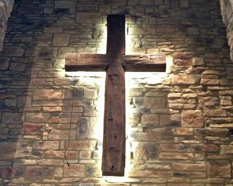 Церковь с крестом в стене