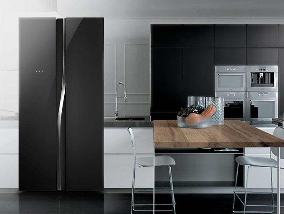 Черный холодильник Side by Side белая кухня