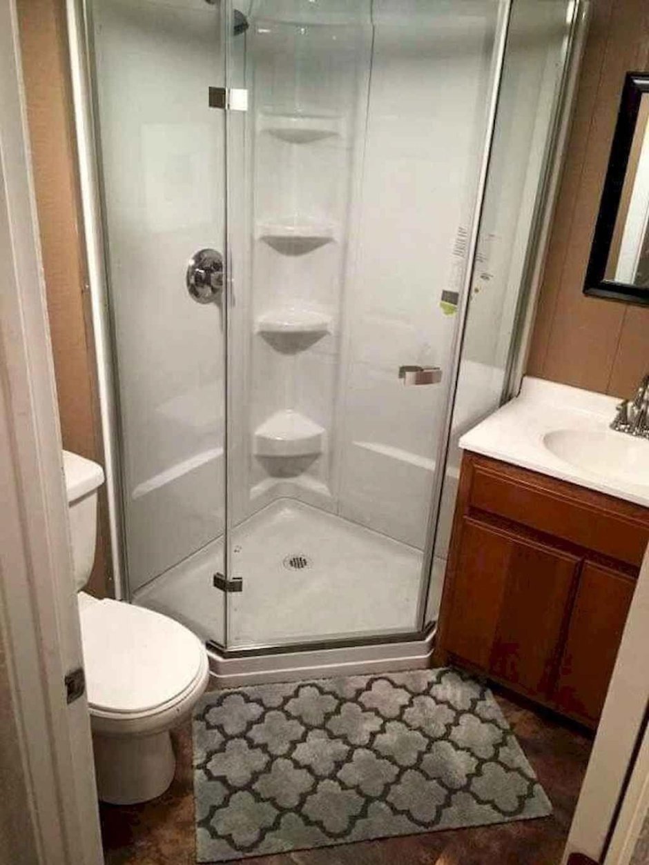 Маленькая ванная комната с душевой кабиной