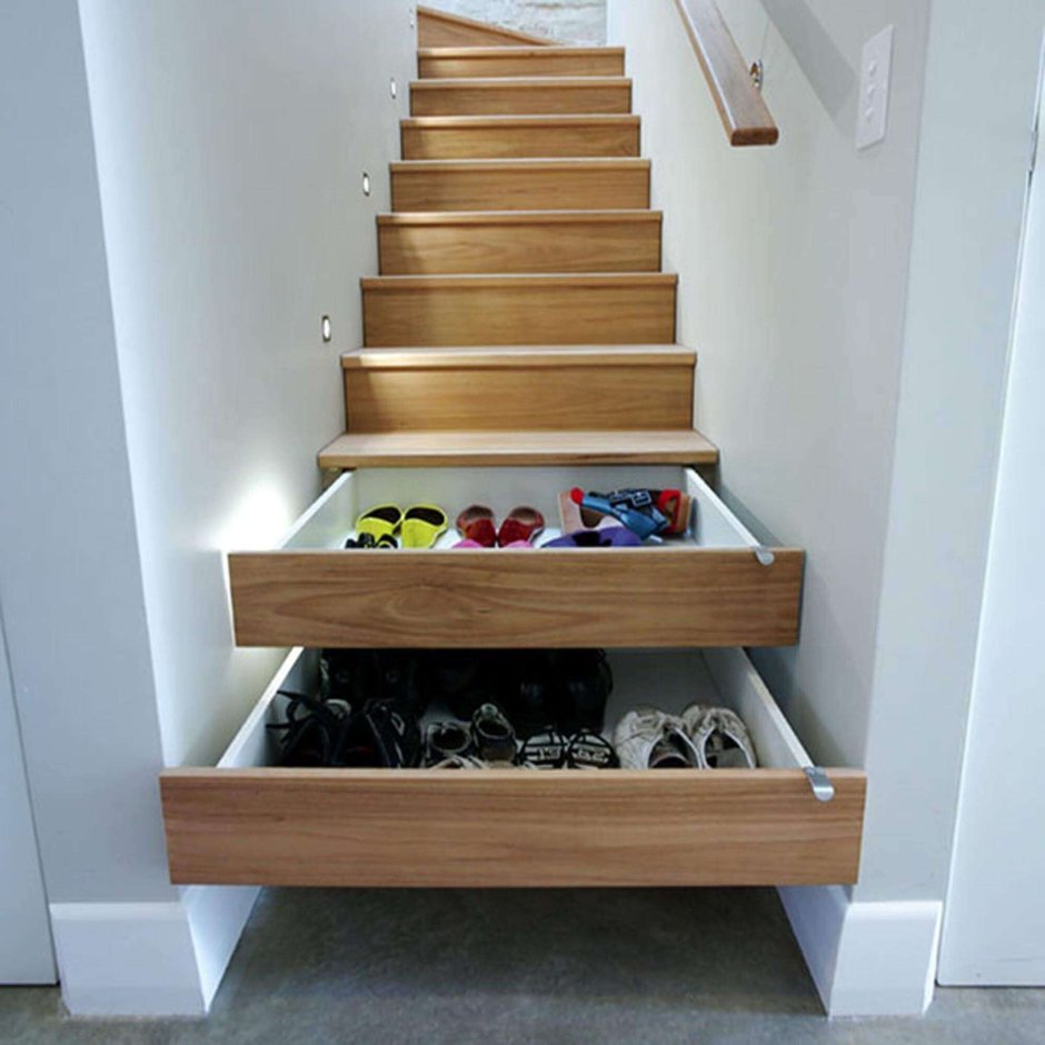 Бетонная лестница с выдвижными ящиками