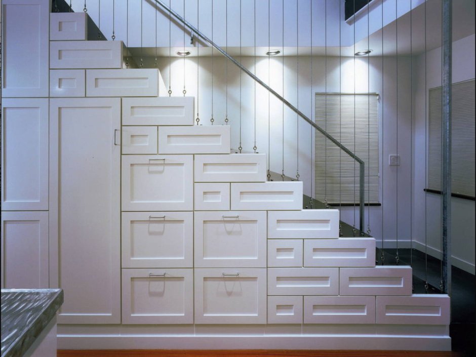Лестница со встроенным шкафом